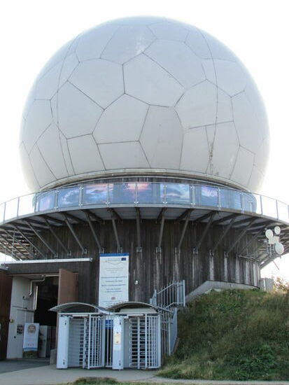 Heute findet hier eine Trauung statt. Gerade haben wir die Braut kurz gesehen.