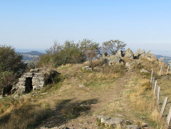 Dann sehen wir diese Klippen, ein idealer Picknick Platz 
