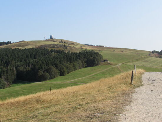 Dort in der Ferne ist die Wasserkuppe zu sehen.