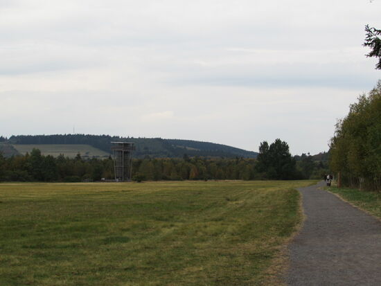 In der Ferne ist schon der Aussichtsturm zu sehen.