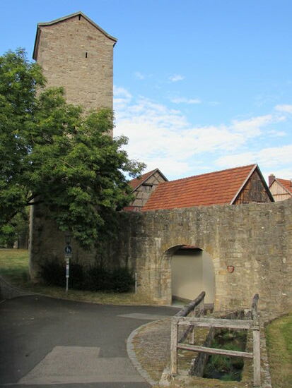 Durch dieses Stadttor starten wir....