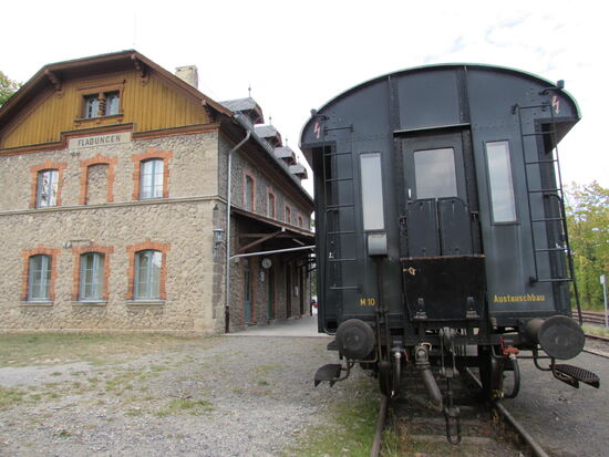Der Bahnhof und davor die alte Reichsbahn. Normalerweise ist sie an Sonntagen sowie Feiertagen noch in Betrieb. Doch jetzt bleibt sie wegen Corona leider stehen.