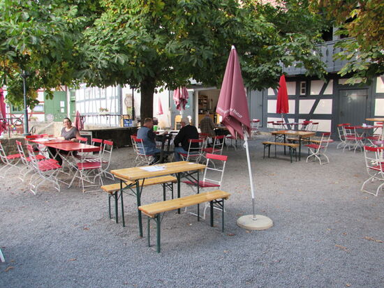 Am Ende unseres Streifzuges genießen wir unter riesigen Kastanien ein leckeres Abendessen und lassen den Tag gemütlich ausklingen.