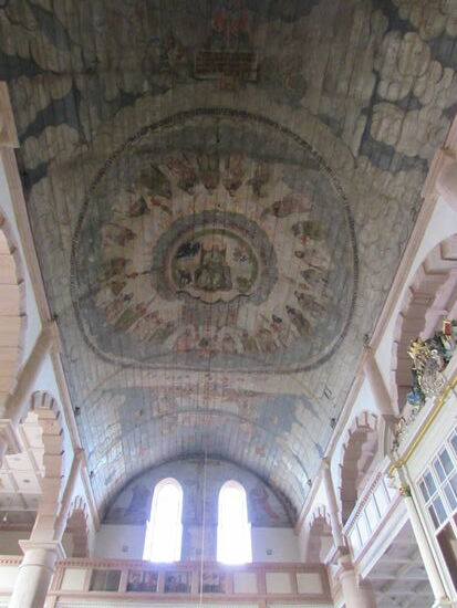 Im inneren der Kirche ist eine einzigartige Decken Malerei zu sehen.