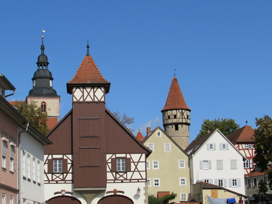 Noch ein schöner Blick auf die Türme der Burg und die davor liegenden Häuser.