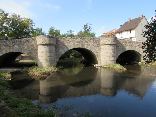 Eine der Brücken über die Streu
