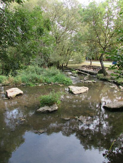 Beim Spaziergang entlang der Streu entdecken wir noch eine Kneipanlage.