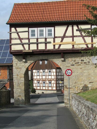 Der Weg zur Kirche führt durch dieses Tor.