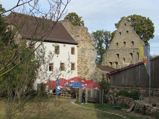 Die Ruine und das Restaurant. Dort kann man in aller Ruhe und Gemütlichkeit einen Kaffee genießen.