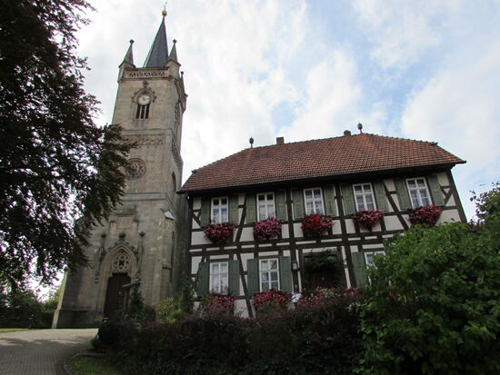 Ehe wir gehen noch ein Foto von Kirche und Pfarrhaus