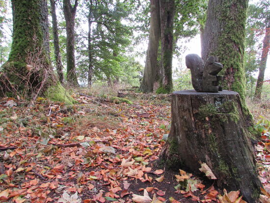Am Wegesrand entdecken wir verschiedene geschnitzte Figuren.