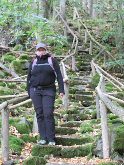 Über eine Treppe geht es hinunter zum alten Steinbruch aus dem 19. Jahrhundert.