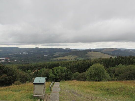 Blick auf die Rhön. Im Vordergrund eine der kleinen Bildkapellen.