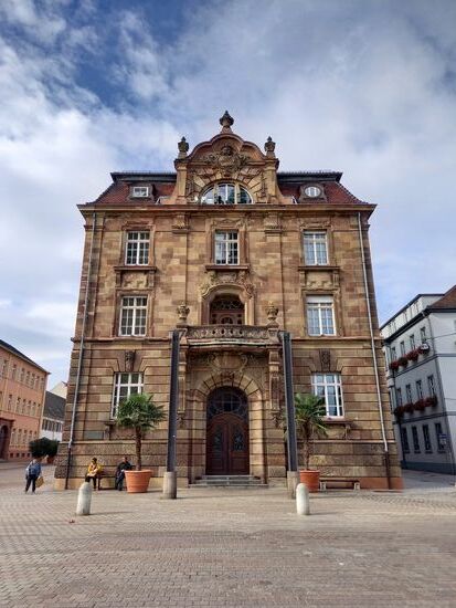 Das Stadthaus liegt direkt gegenüber vom Dom.