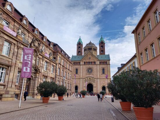 Blick von der Fußgängerzone auf den Dom.