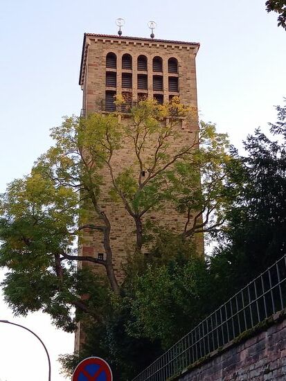 Der freistehende Glockenturm der Friedenskirche St. Bernhard