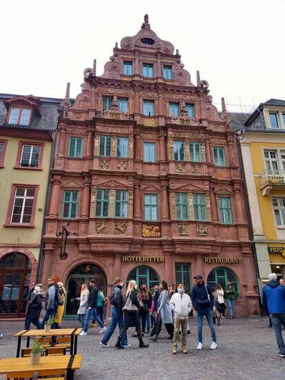 Das Hotel „Zum Ritter“ ist eines der ältesten Gebäude in der Altstadt. Es wurde 1592 von einer Tuchhändlerfamilie erbaut. Es ist eine der meistbesuchten Sehenswürdigkeiten Heidelbergs.