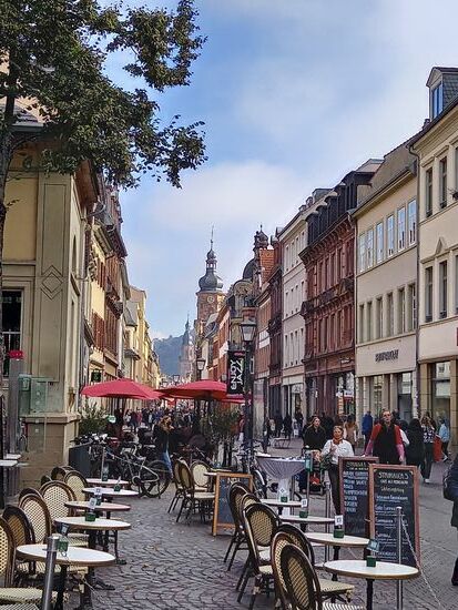 Blick in die malerische Altstadt mit vielen Cafe`s und Restaurants.