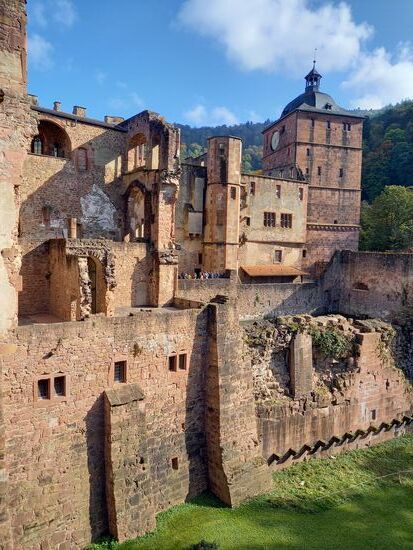 Hier oben auf der Burg bieten sich viele interessante Ansichten.