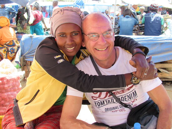 2019 - Gute Laune auf dem Wochenmarkt von Arusha