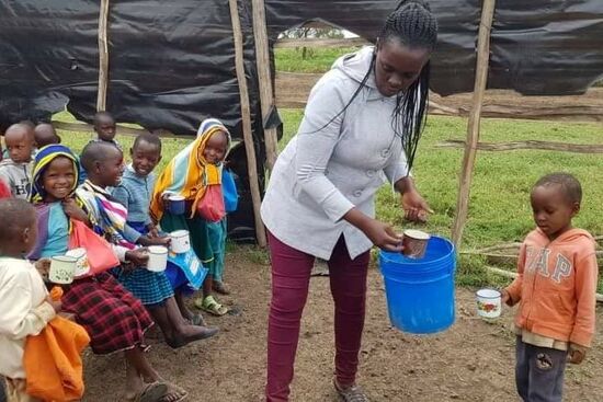 Nancy - Sie verteilt Porridge an die Schulkinder - bald werde ich sie persönlich kennenlernen