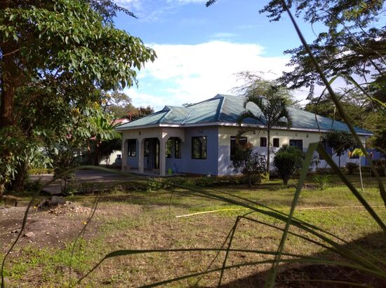 Das Hostel ist von einem großzügigen Garten umgeben und nicht weit vom Baby Haus entfernt. Da werde ich mich sicher wohlfühlen.