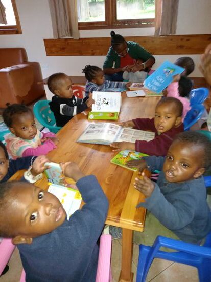 Bei den größeren Kindern ist zunächst Bilderbuch Stunde