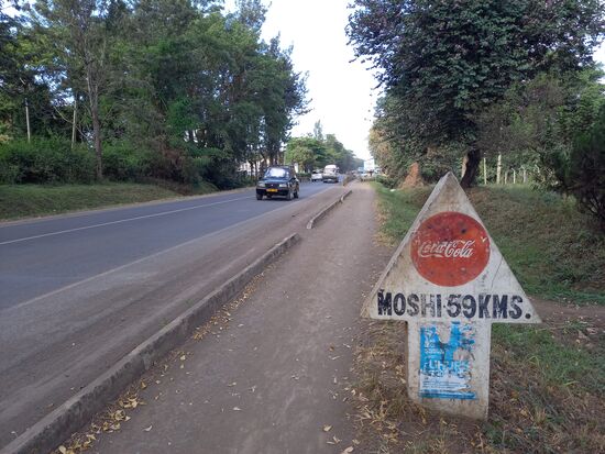 Einige Kilometer geht es parallel zur Straße