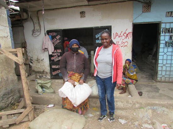 Noch ein Foto vor dem Geschäft und dann wird die Ware zum Auto getragen.