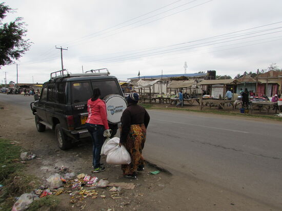 Vor dem Auto wird das Müllproblem sichtbar.