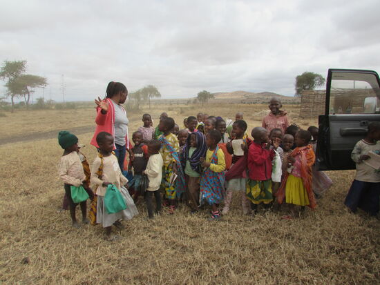 Kaum steht das Auto, kommen die ersten Kinder auf uns zu.