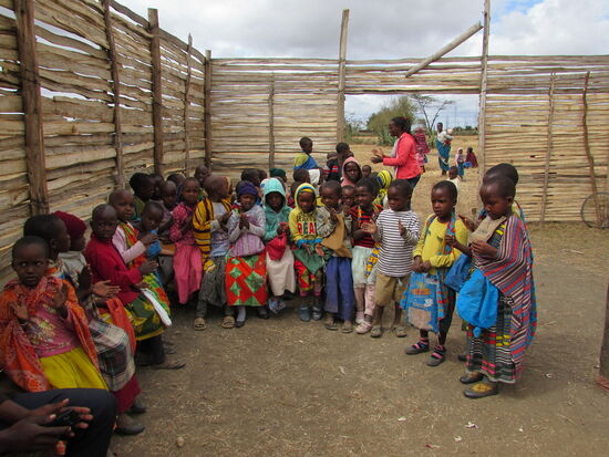 In der Schule singen die Kinder zunächst mehrere Lieder für mich.
