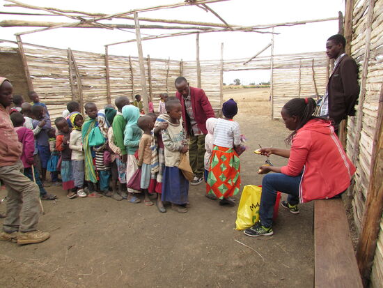 Dann verteilen wir die Orangen - die Mädchen und Jungen sind unglaublich hungrig und so strecken sich uns viele kleine Hände entgegen,  die Angst haben nichts ab zu bekommen.