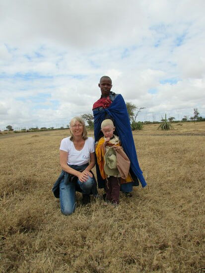 Gruppenbild mit Jacob und seiner Mutter. Auf dem Rücken der Mutter ist noch ein kleines Geschwisterkind.