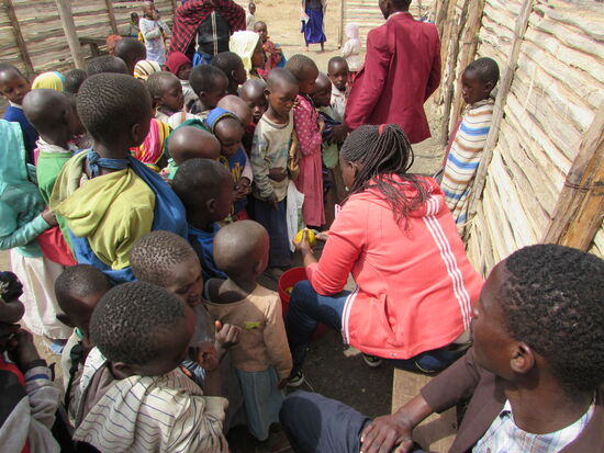 Nancy wird regelrecht umzingelt