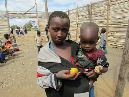 Einige der größeren Kinder haben kleine Geschwisterkinder dabei.