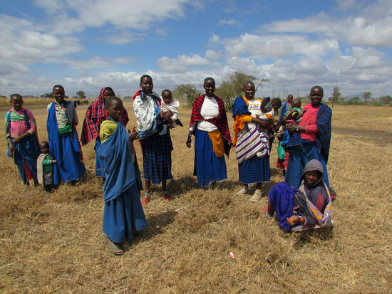 Während Nancy  und ich mit dem Verteilen der Orangen und Kaubonbons beschäftigt waren, haben sich vor der Schule immer mehr Frauen eingefunden.