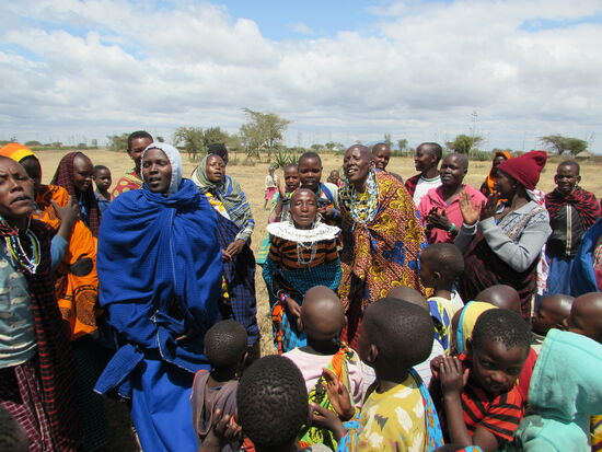 Dann singen, johlen, tanzen und klatschen sie für mich - ich bin total ergriffen von der Situation.