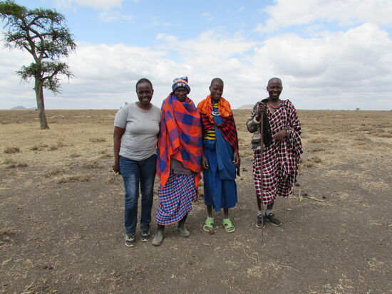 Hier soll die neue Schule entstehen. 
Links im Bild Nancy, in der Mitte ein älterer Massai mit einer seiner Frauen und rechts der Dorf Vorsteher.