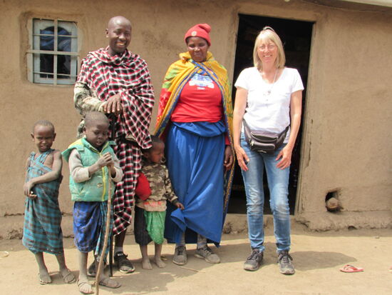 Gemeinsames Foto vor dem Haus des Dorf Vorstehers - hier mit seiner ersten Frau. Er hat noch eine Zweite.