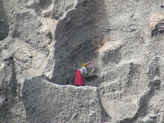 Erst beim zoomen kann man die Frauen in der Steinwand schuften sehen  