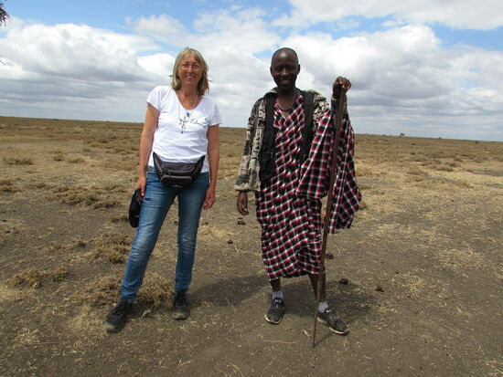 Auch der Dorf Älteste hatte ein Geschenk für mich - eine traditionelle Massai Halskette  