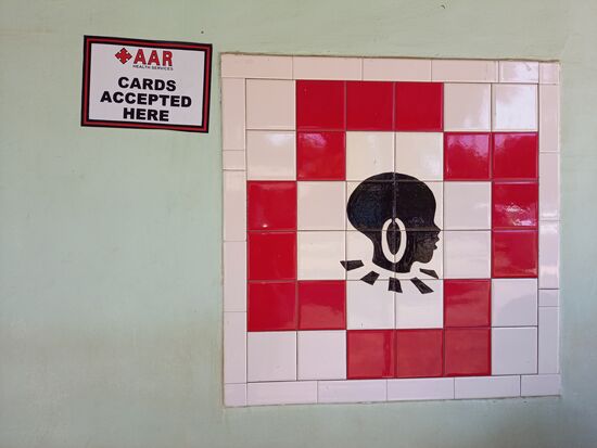 Dieses Zeichen bedeutet, daß sich dieses Krankenhaus für die Massai einsetzt.