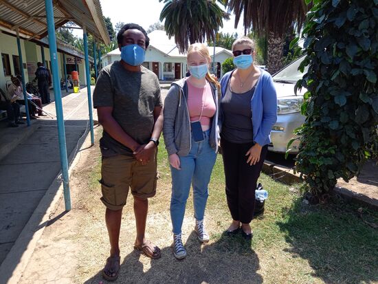 Psteen,  Anneke, Anita und ich warten auf die Übergabe des Babys, während sich Glory die Sozialarbeiterin vom Cradle um den Papierkram kümmert.