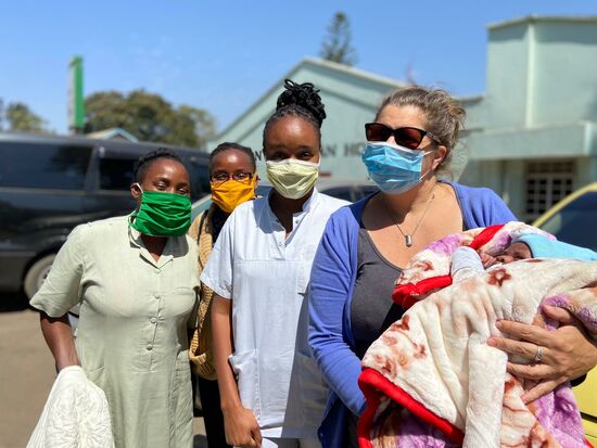 Ehe wir losfahren werden noch ein paar Fotos mit den Krankenschwestern gemacht.