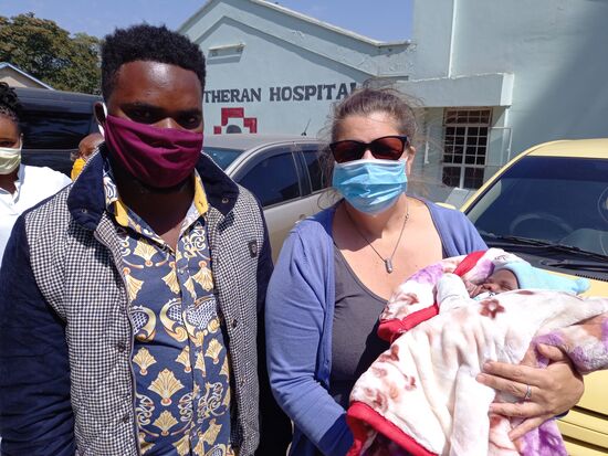 Der Vater begleitet seinen Sohn