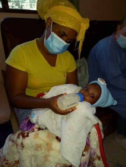 Das erste Fläschchen im neuen Zuhause