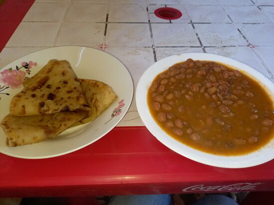 Ich esse eine Art Fladenbrot mit Bohnen  - sehr lecker und preiswert  - ich bezahle 3000 TZS das sind ca. 1,10€