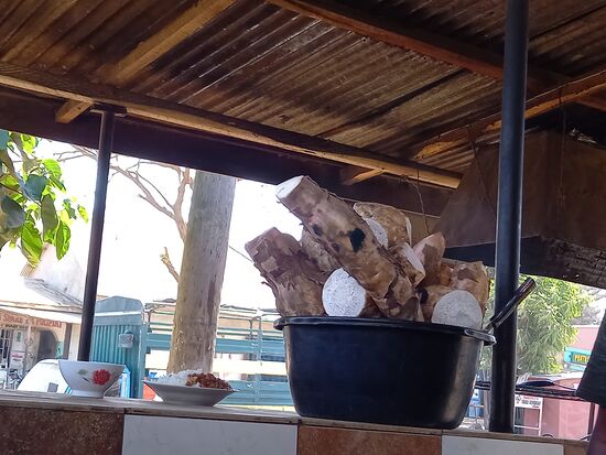 Dann kauft Anita gleich noch etwas von der Cassava ein. Das wird es demnächst im Hostel zu essen geben und ich bin gespannt wie es schmecken wird.