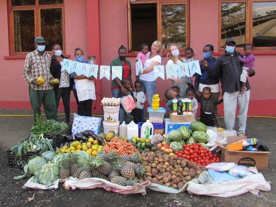 Das obligatorische Gruppenbild nach jedem Einkauf als Dankeschön an die Sponsoren. Asante sana